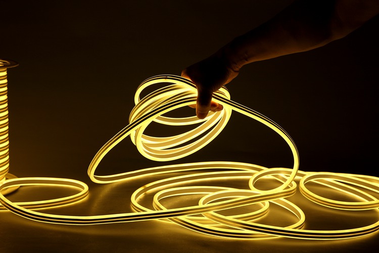 Banda de luz amarilla flexible de doble cara