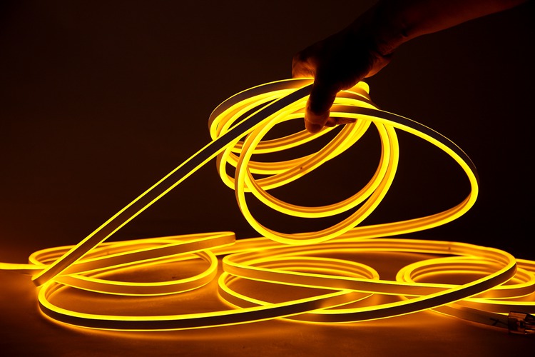 Banda de luz amarilla flexible unilateral